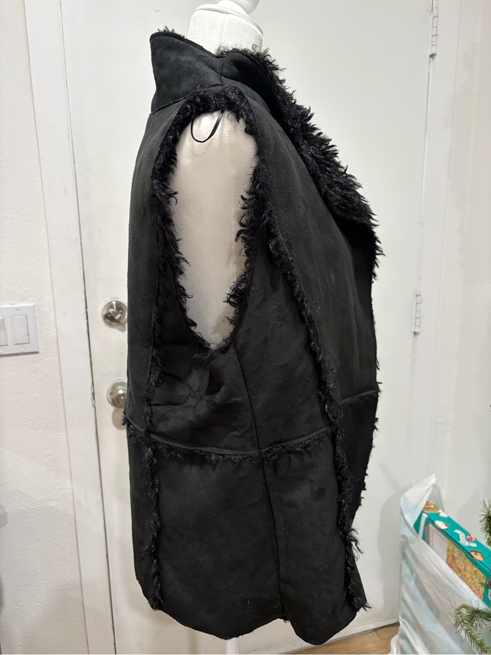 Love Tree Black Faux-Shearling Trim Vest - Picture 4 of 8